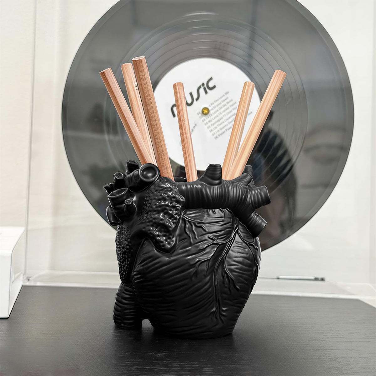 DAECHAO Heart-shaped Pen Holder for Desk Accessories Halloween Decor and Office Decor, Pencil Holder for Desk Organizers, Compact Desk Accessories Gift, Pencil Cup for School, Office, Home (Black)